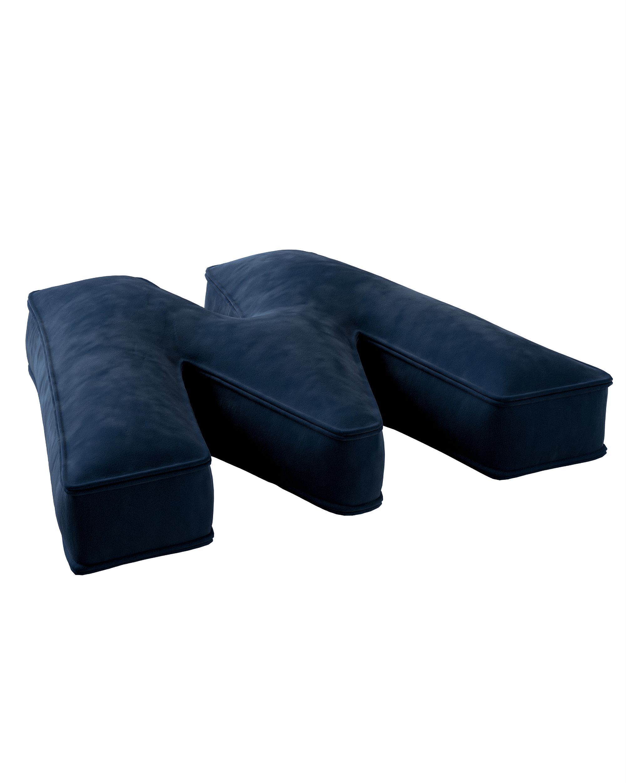 Raidė pagalvėlė W spalva tamsiai mėlyna audinys blizgus, velvetinis/aksominis (hover)
